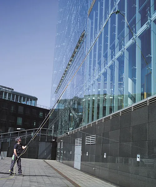 Effiziente Glas- und Fassadenreinigung großer Gebäude mit professioneller Teleskoptechnik