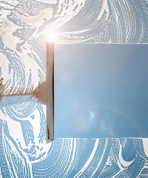 Professionelle Glasreinigung mit Fensterabzieher – klare und streifenfreie Fenster für glänzende Fassaden