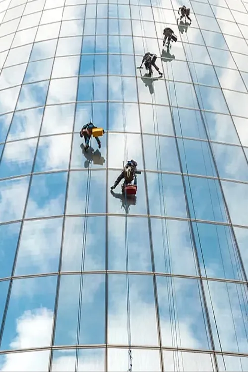 Eine Außenfassade aus Glas, die durch eine Fassadenreinigung in Freiburg uvon erfahrenen Mitarbeitern gereinigt wird. 
