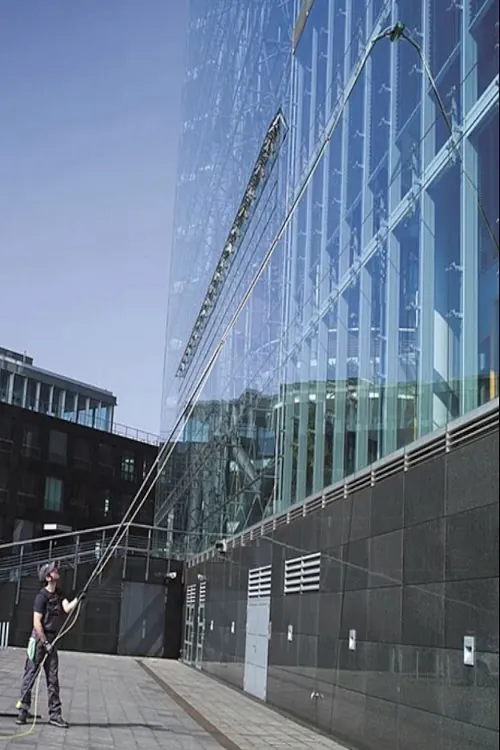 Eine Außenfassade aus Glas, die durch eine Fassadenreinigung in Freiburg sauber gemacht wird. 