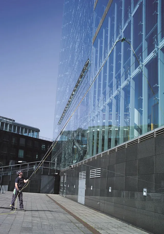 Eine Außenfassade aus Glas, die durch eine Fassadenreinigung in Freiburg sauber gemacht wird. 